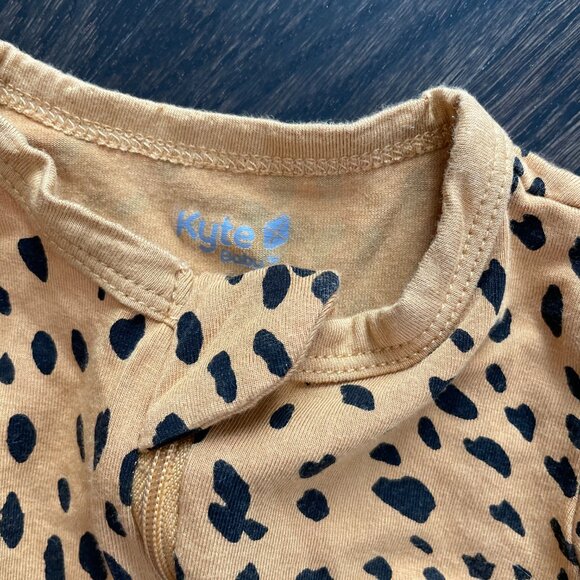 KYTE BABY Bamboo Zippered Footie - Marigold Cheetah - Size 6-12mo - Picture 4 of 8
